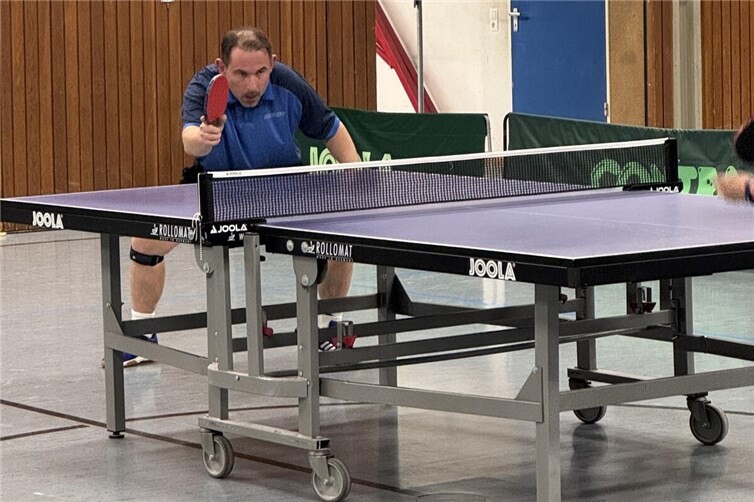 Timo Gladik aus der 1. Mannschaft der Tischtennis-Abteilung des VfL Waldbreitbach gibt alles.