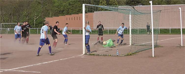 Timo Meller macht mit dem 1:0 den dritten Sieg in Folge klar. privat