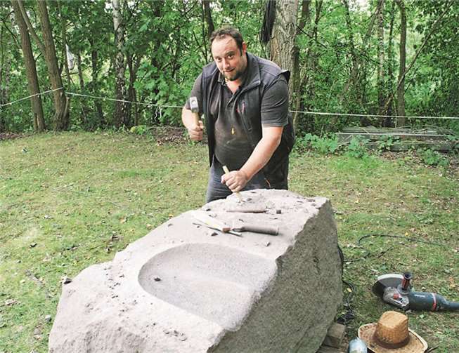 Timo Schäfer wird aus dem zunächst noch unbehandelten Basaltlavastein eine Sitzbank der ganz besonderen Art formen.