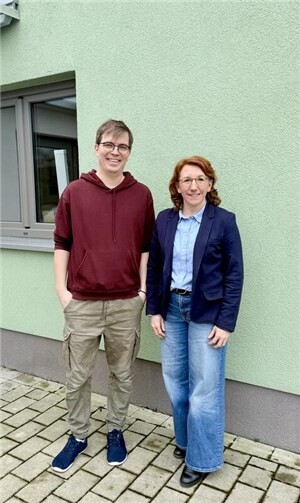 Timo Schneider und Susanne Müller vor der Kita „Koisdorfer Wilde Hummeln“.