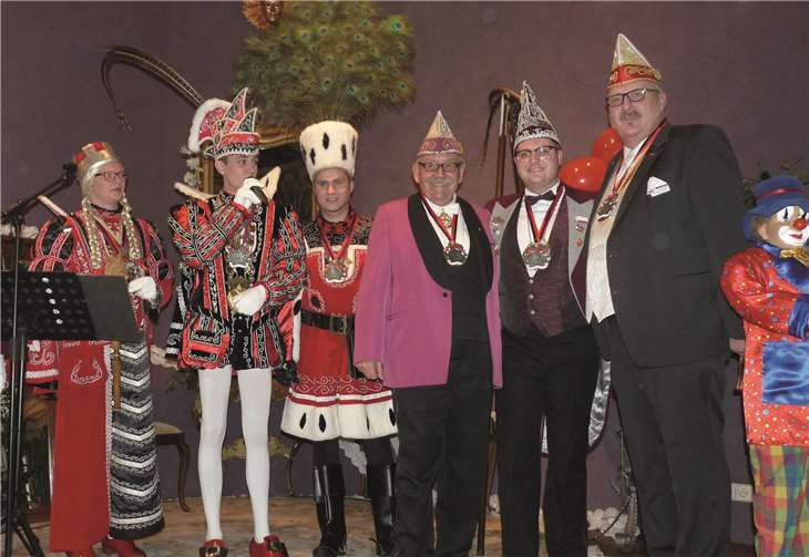 Timo Schubach (2.v.r.) begrüßte in seiner Eigenschaft als stellvertretender KGN-Vorsitzender unter anderem das Mendiger Dreigestirn, RKK-Vizepräsident Hermann Wagner (rechts) und Helmut Kopp, Präsident der Kölschen Narrengilde (3.v.r.).