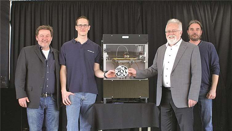 Timo Schumacher, Jörg Bartenschlager und Schulleiter Johannes Emmerich freuen sich über den 3D-Drucker, den der ehemalige Schüler der Fachschule für Technik, René Rennwanz, der Schule überreichte. privat
