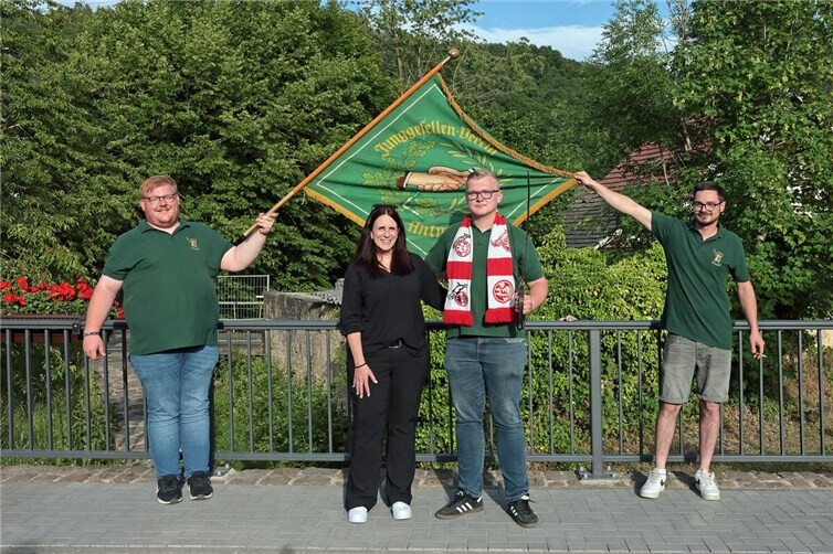 Timo Ullrich und Melanie Ullrich vor der Traditionsfahne