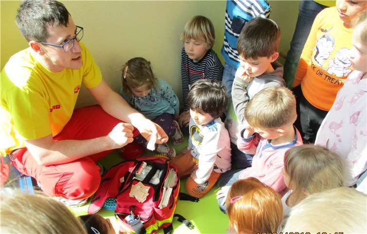 Timo Wassong erklärt den Kindern verschiedene Rettungsgeräte und Ausrüstungsgegenstände.Foto: privat