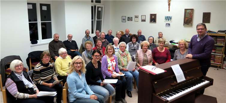 Timo Ziesche (r.) aus Koblenz dirigiert seit Mitte November als neuer Kantor den Treiser Kirchenchor „Cäcilia“, der gegenwärtig 25 Aktive hat.MT