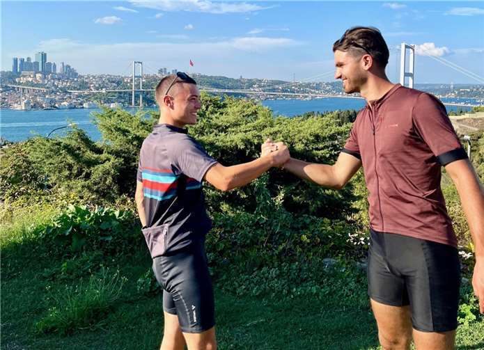 Timon Herwig (l.) und Justus Lutterbey am Bosporus.  Foto: privat