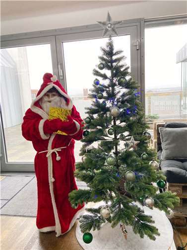 Timon Jarow bei der Auslosung der Weihnachtstombola.