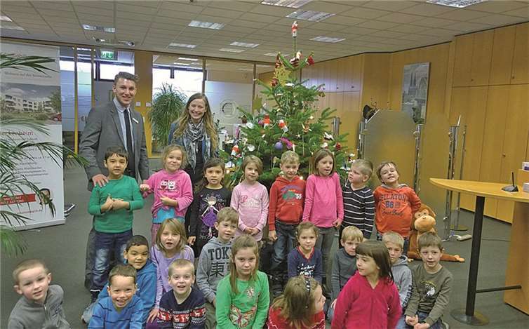 Timur Civil, Auszubildender der Kreissparkasse Köln, Kundenberaterin Bianca Krämer und die Kinder der Kindertagesstätte „Pusteblume“. KSK Köln
