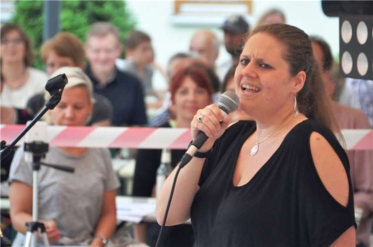 Tina Hagen aus Rheinbach singt.