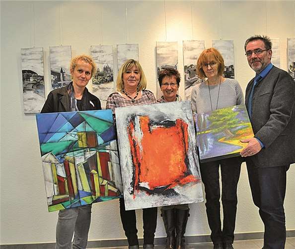 Tina Heidger (v.l.), Eva Rulf, Rosemarie Wengert, Hannelore Schmitt und Werner Steffens freuen sich über die neue Ausstellung im Mehrgenerationenhaus St. Matthias. privat