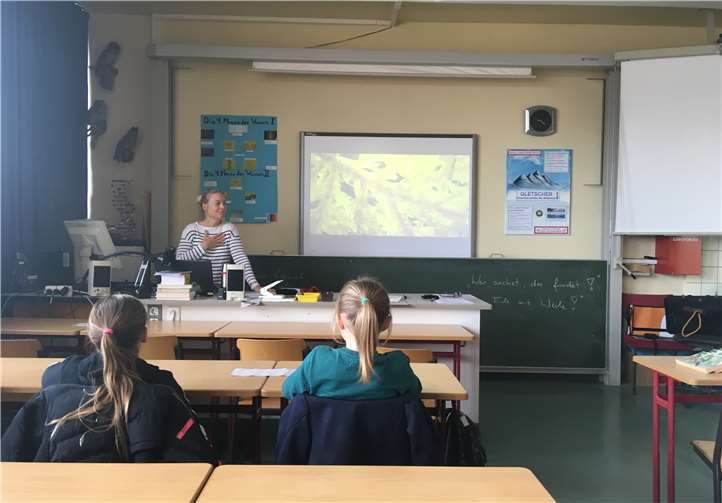 Tina Kressel führt die Kinder in das Thema "Wasser" ein.Foto: privat