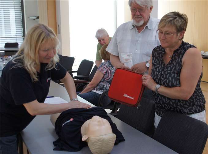Tina Rechberger (l.) informierte die Teilnehmer darüber, wie sie im Ernstfall reagieren sollten. privat