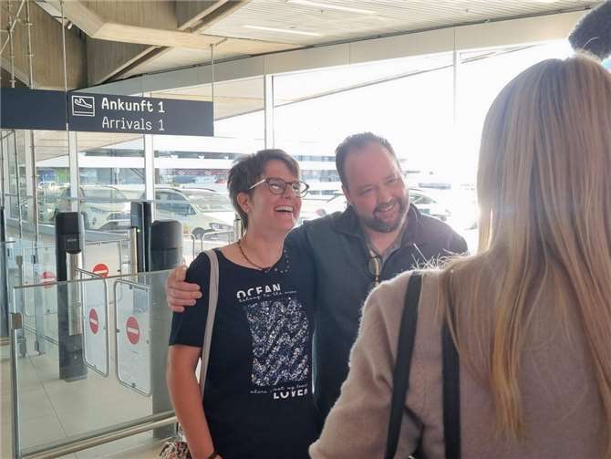 Tina und Joshua freuen sich über das persönliche Kennenlernen.