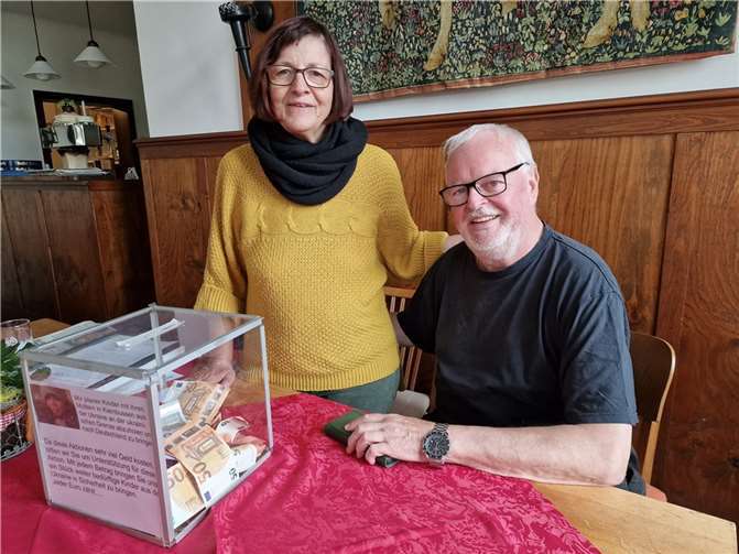 Tine und Franz Breitenbach stützen sichgegenseitig beim Helfen und sammeln auchin ihrem Restaurant mit der Spendenbox für die Ukrainer.