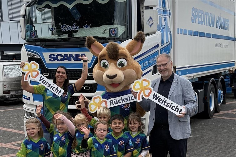 Tinka Oschmann und Harald Orthey üben an der Kindertagesstätte in Berod b. W. Verkehrssicherheit