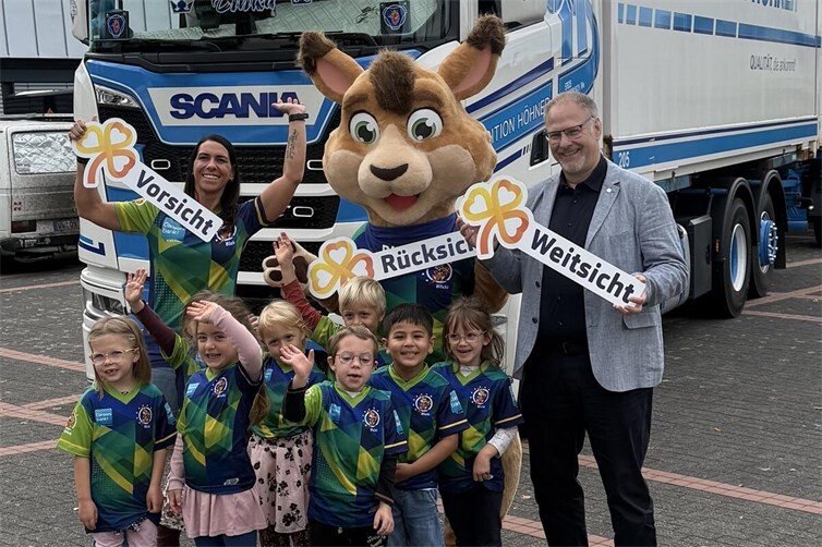 Tinka Oschmann und Harald Orthey üben an der Kindertagesstätte in Berod b. W. Verkehrssicherheit