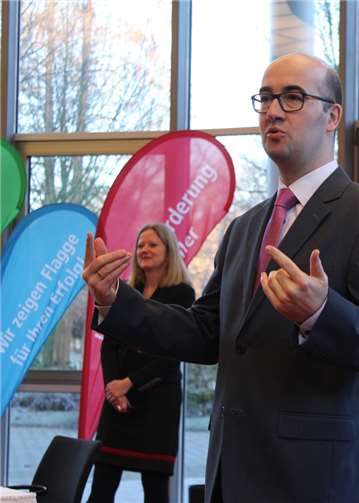 Tino Hackenbruch, Leiter der Kreiswirtschaftsförderung begrüßte die Teilnehmer des vierten Unternehmerfrühstücks. -DU-