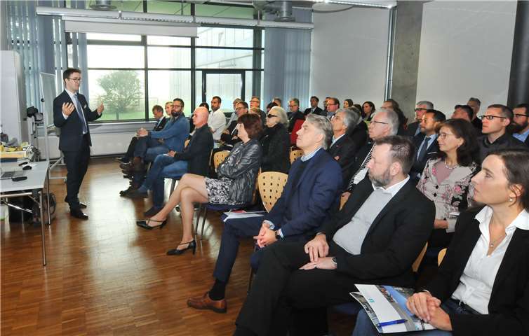 Tino Hackenbruch, Leiter der Kreiswirtschaftsförderung, begrüßte 50 Gäste beim Unternehmerfrühstück am RheinAhrCampus. RASCH/Kreisverwaltung Ahrweiler