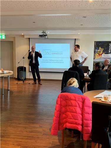 Tino Hackenbruch (links) und Carsten Jacob (rechts) begrüßen die Teilnehmenden zum Unternehmer:innenfrühstück.  Foto: Schäfer / Kreisverwaltung Ahrweiler
