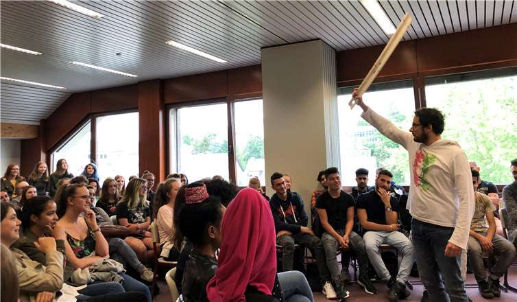 „Die Nibelungen - ich bin nicht Siegfried“ begeistert die 11. Klassen Tino Leo zog die Schüler in seinen Bann.