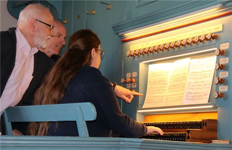 Tipps für sinnvolle Verzierungen erhielten Organistinnen und Organisten von Dekanatskantor Ingo Thrun während einer Fortbildung in der Bad Emser Martinskirche sowie von Dekanatskantor Martin Samrock in Klingelbach. Dekanat Nassauer Land