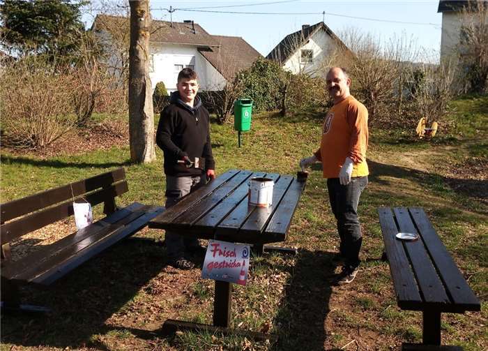 Tisch und Bänke am Spielplatz auf dem Dieblicher-Berg wurden gestrichen.Foto: privat