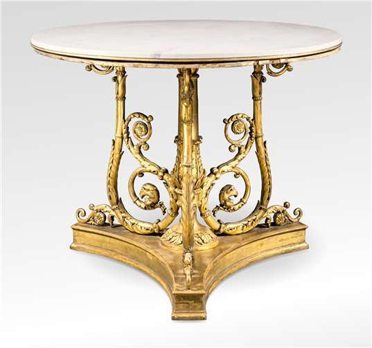 Tisch von Georges Jacob, um 1790, geschweifte Teile in Schichtholz, Königliche Museen für Kunst und Geschichte, Brüssel.Privat