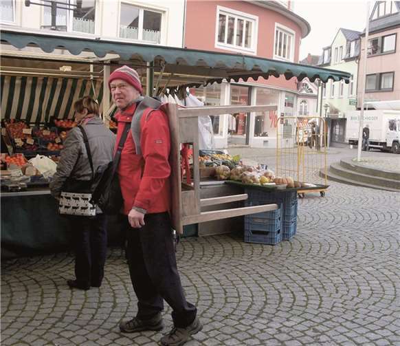 „TischMensch“ Boris Nieslony, unterwegs im Zentrum der Stadt. HG