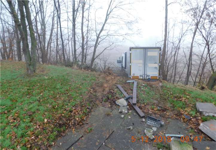 Tische und Bänke auf dem Rastplatz wurden durch den Lkw niedergewalzt. Polizei