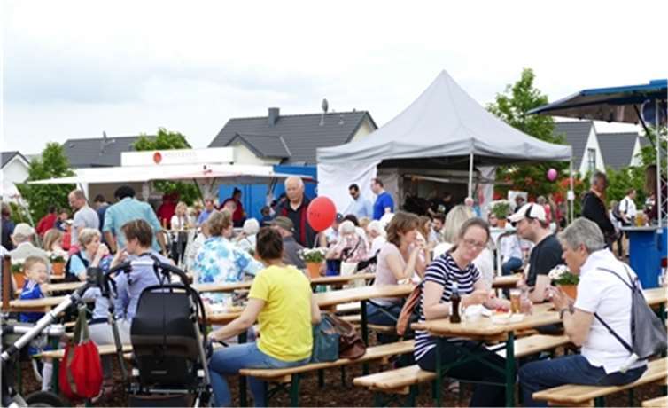 Tische und Bänke luden anfangs auch im Freien zum Verweilen ein.