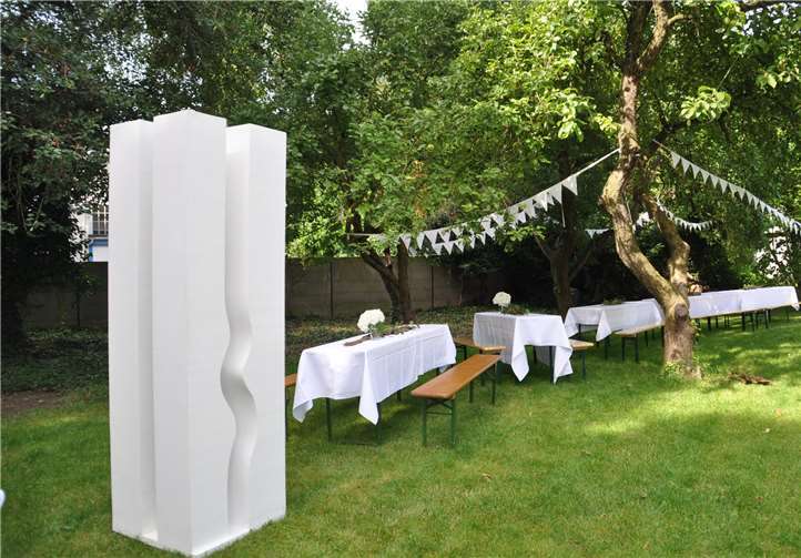 Tische und Sitzgelegenheiten im Garten des Remagener Gemeindehauses werden vom Veranstalter gestellt, die Gäste bestücken das Büffet mit ihren kulinarischen Beiträgen. pirvat