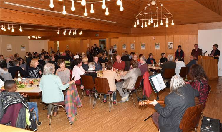 Tische und Stühle mußten herbeigeholt werden, so groß war der Andrang beim „Eine-Welt-Dinner“. privat