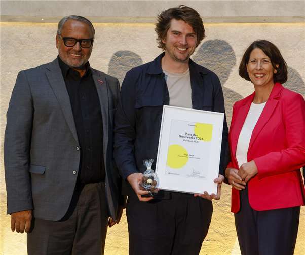 Tischler Franz Leonhard Sommer aus Breitscheid (Mitte) nimmt aus den Händen von Wirtschaftsministerin Daniela Schmitt (rechts) und HwK-Hauptgeschäftsführer Ralf Hellrich den Preis des Handwerks entgegen.  Foto: Stefan F. Sämmer