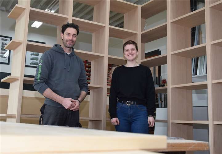 Handwerk geht in Praktikumsoffensive Tischlermeister Maik Rönnefarth (li.) aus Dernau mit Praktikantin Maria. 50 Ausbildungsbewerbungen liegen dem Betrieb vor „und wir werden alle einladen“, hebt Chef Rönnenfarth.den Wert des Praktikums heraus.
