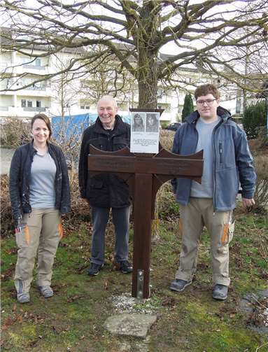 Tischlermeisterin Leona Cleavenger (links) und dem Auszubildenden Max Fabritius (rechts) stellten das Kreuz wieder auf.  Foto: privat
