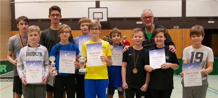 Tischtennis-Abteilungsleiter Klaus Riddering mit den Siegern und Platzierten der diesjährigen SVR-Schüler- und Jugendvereinsmeisterschaften.David Riddering