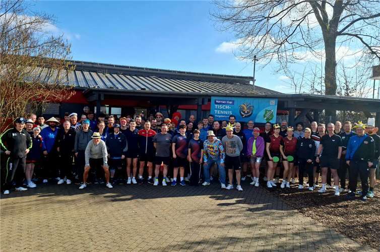 Tischtennis mit Karnevalsflair: Zweiter Eschelbacher Narren-Cup begeistert Aktive und Fans. Fotos: privat