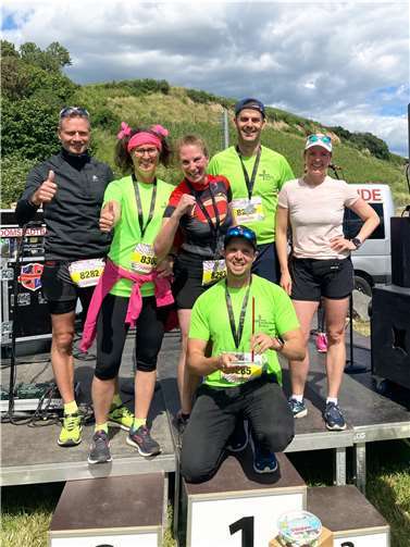 Titel erfolgreich verteidigt: Marienhaus-Läuferinnen und -Läufer nehmen stolz den Pokal entgegen.  Foto: Marienhaus