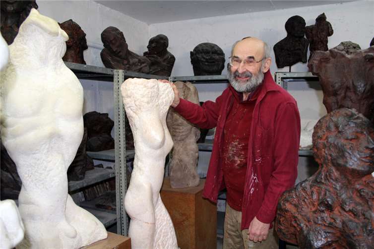 Titus mit künstlerischer Keramik und frühen Steinarbeiten. Foto: : HG