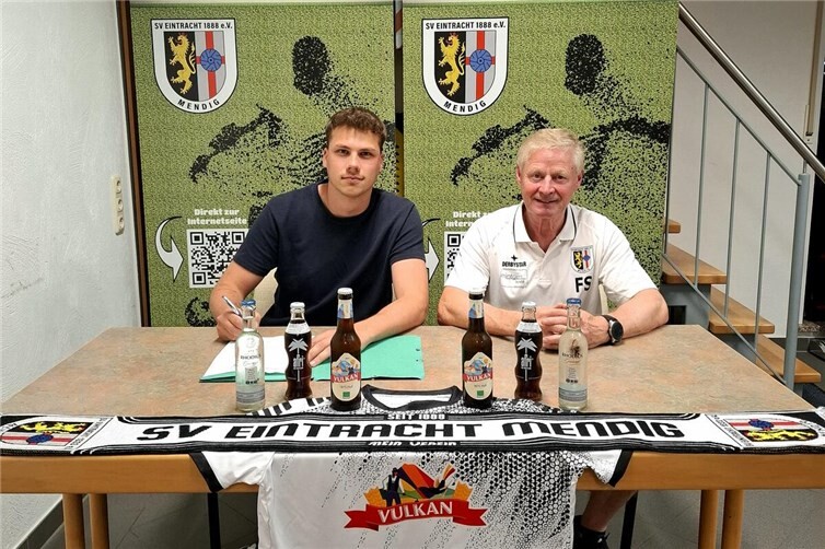 Tizian Karaschewitz (li.) mit sportlichem Leiter Frank Schmitz.