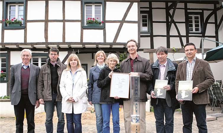 Tjorven-Marie, Ole und Frank Schäfer (Mitte) sind die Klimapaten des Jahres 2013. Ihnen gratulierten (von links) Professor Dr. Hermann-Josef Schlagheck, die Vorjahressieger Jana und Antonius Lantzerath, Laudator Stephan Herpertz und der Vizebürgermeister der Gemeinde Swisttal, Manfred Lütz.VJ