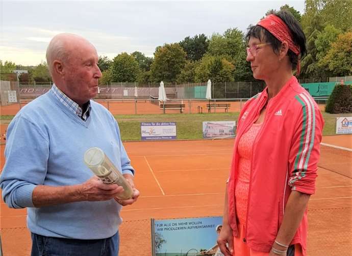 Tk-Ehrenvorsitzender Horst Beensen übergibt den „Staffelstab“ an Andrea Schleder vom TC Flerzheim 2000