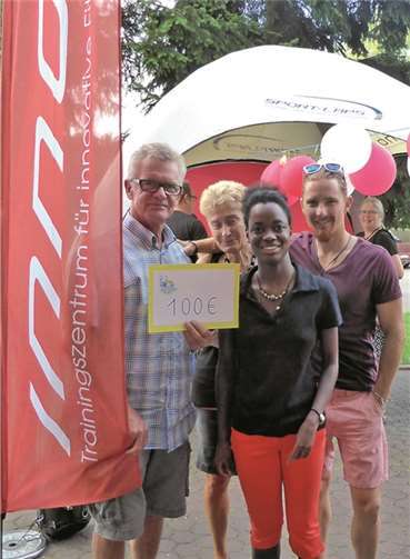 Tk-Finanzchef Jörg Salewski (1.v.l.) übergibt Spende für Kinderdorf in Nigeria. Privat