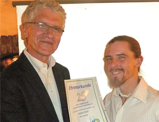 Tk-Vorsitzender Wolf-Ullrich Scherhag gratuliert dem Sportwart Bastian Nuhn.