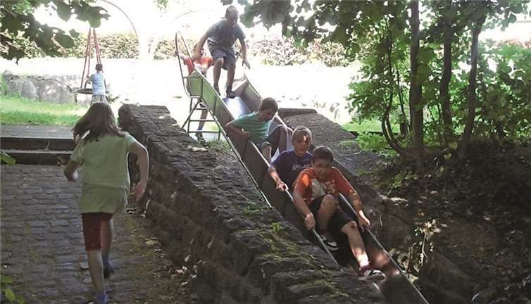 Toben im kühlen Nass, das war bei den sommerlichen Temperaturen ein großes Vergnügen.