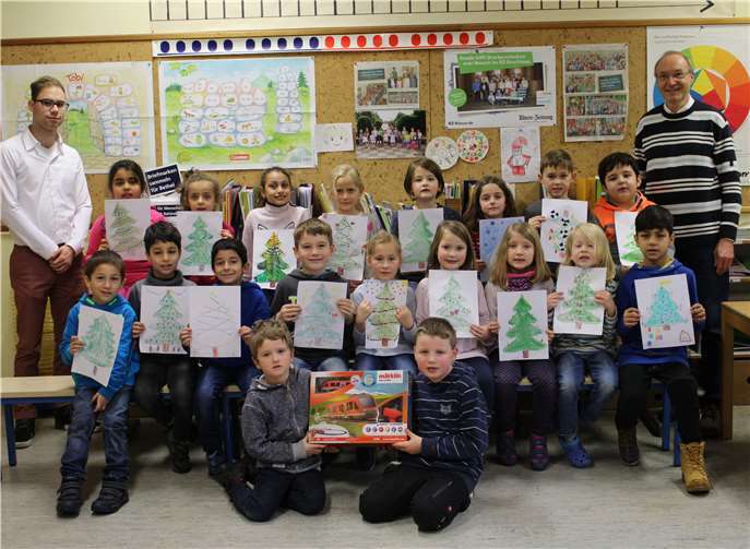 Tobias Doll von BLICK aktuell (l.) mit der Klasse 1c der Grundschule Adenau.Privat