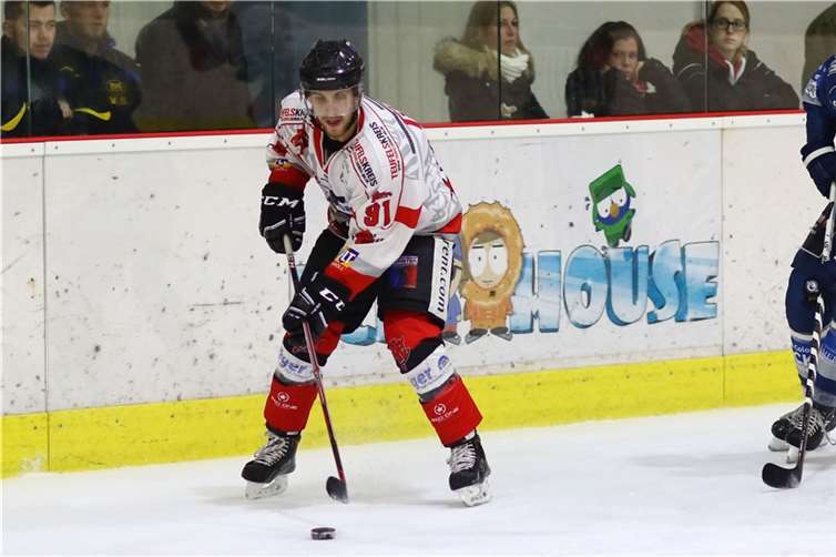 Tobias Etzel könnte schon am Abend ab 20 Uhr gegen den Neusser EV für die Bären spielen. EHC „Die Bären“ 2016