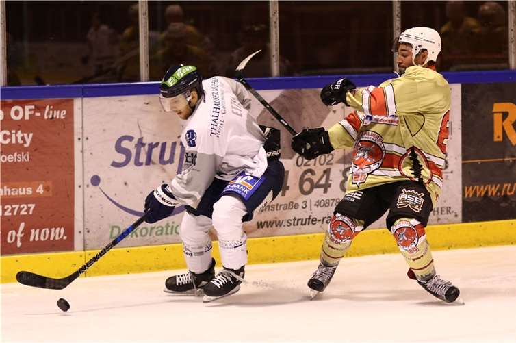 Tobias Etzel (links) hat seine Torjägerqualitäten entdeckt: Gegen Lauterbach und Ratingen traf er dreimal. Foto: EHC