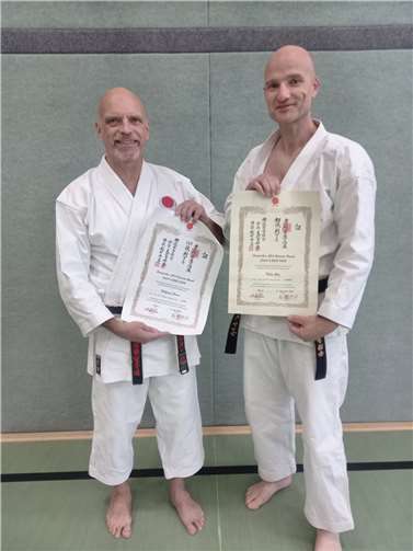 Tobias Götz und Wolfgang Horna haben ihre Schwarzgurtprüfungen erfolgreich abgeschlossen. Quelle: 1. Remagener-Karate Dojo