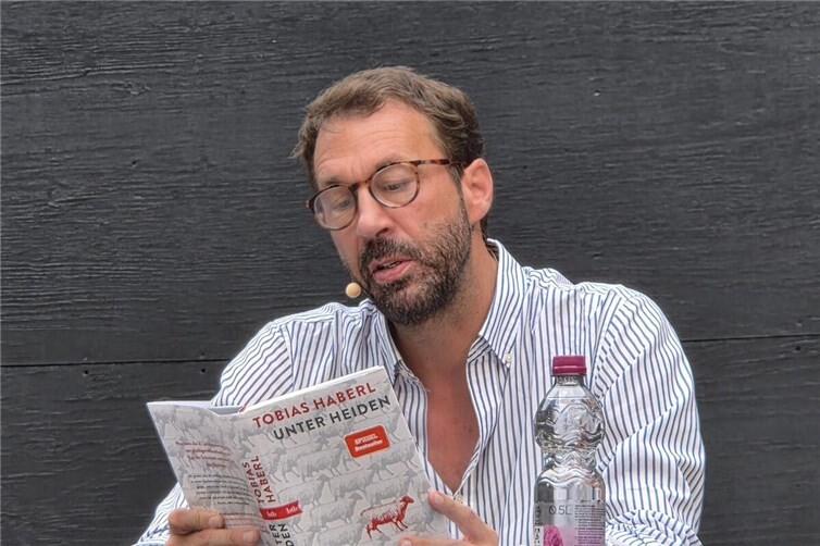 Tobias Haberl bei seiner Lesung im Arresthaus 